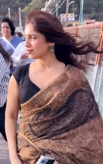 भूमि पेडनेकर की ऋषिकेश यात्रा: गंगा आरती में शामिल होकर मिली अद्भुत ऊर्जा!