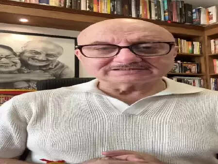 अनुपम खेर ने याद किया शहीदों का बलिदान, मां की कहानी से छू लिया दिल