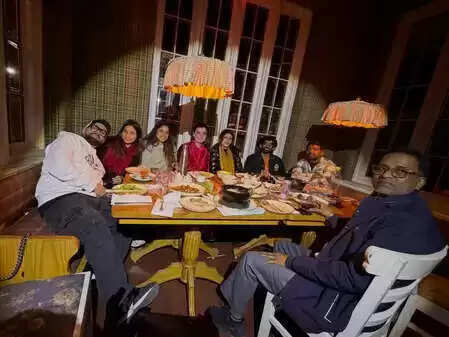 फातिमा सना शेख ने काम के बीच मनाया जन्मदिन, दिया मिर्जा के साथ किया जश्न!