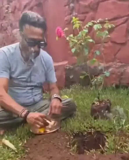 जैकी श्रॉफ ने मां की जयंती पर किया अनोखा पौधारोपण, जानें उनका संदेश!