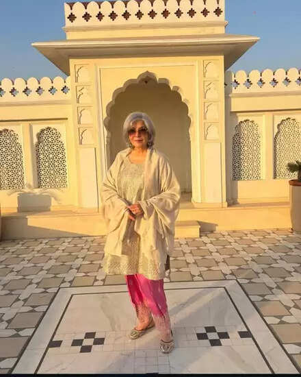 क्या जीनत अमान ने बॉलीवुड में बदलाव पर उठाए गंभीर सवाल? जानें उनकी नई पोस्ट में क्या है खास!