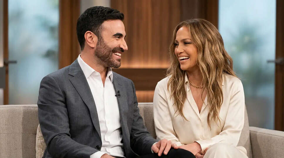 क्या Brett Goldstein और Jennifer Lopez के बीच है कुछ खास? जानें उनके रिश्ते की सच्चाई!