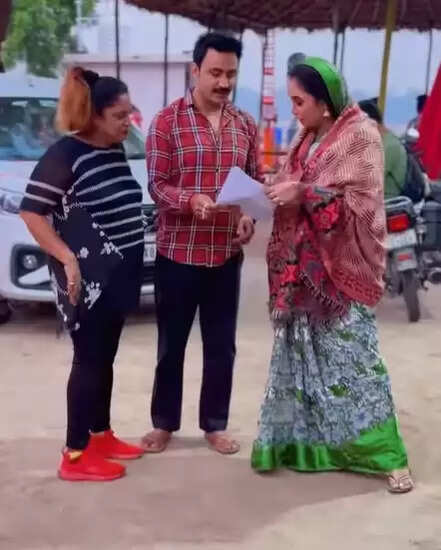 रानी चटर्जी की नई फिल्म 'यूपी वाली-बिहार वाली' की शूटिंग पूरी, मां के साथ साझा किया खास पल!