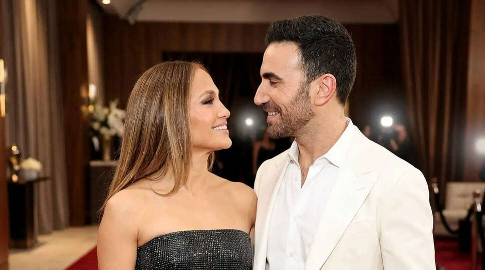 Jennifer Lopez की नई फिल्म 'Office Romance' में Brett Goldstein के साथ रोमांचक केमिस्ट्री!