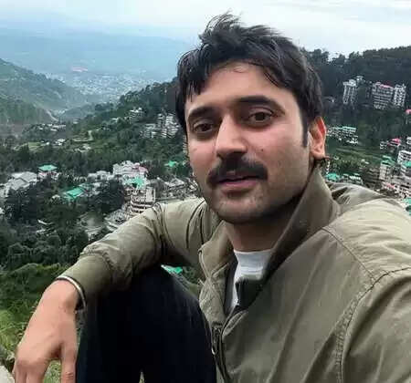 धनुष और कृति सेनन के साथ काम करने का अनुभव: परमवीर सिंह चीमा की कहानी