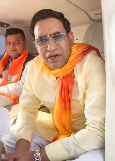 क्या भोजपुरी स्टार निरहुआ ने बिग बॉस 19 के लिए वोटिंग को चुनाव से जोड़ा?