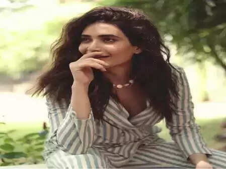 करिश्मा तन्ना: लंबी हाइट ने कैसे बनाया डिप्रेशन का शिकार, जानें उनकी कहानी