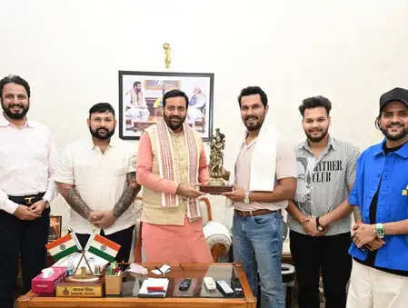रणदीप हुड्डा को मिला खास उपहार, हरियाणा के सीएम से मिली भगवान कृष्ण की प्रतिमा!