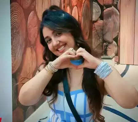 बिग बॉस 19 से बेघर हुईं अशनूर कौर: जानें क्या कहा उन्होंने तान्या के विवाद पर!