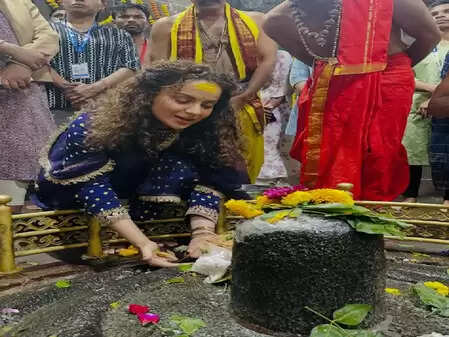 कंगना रनौत की 12 ज्योतिर्लिंग यात्रा: घृष्णेश्वर महादेव के दर्शन का अनुभव