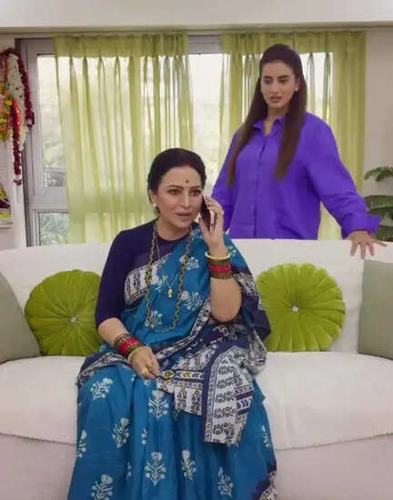 क्या है अक्षरा सिंह का गैस सिलेंडर बेचने का मजेदार प्लान? जानिए इस वायरल वीडियो में!