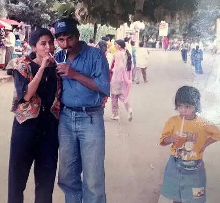 पूजा हेगड़े ने माता-पिता की शादी की सालगिरह पर शेयर की खास तस्वीर, फैंस ने दी शुभकामनाएं!