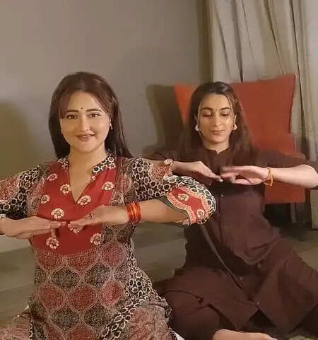 रश्मि देसाई का डांस वीडियो 'गहरा हुआ' पर बना इंटरनेट सेंसेशन, जानें क्यों है खास!