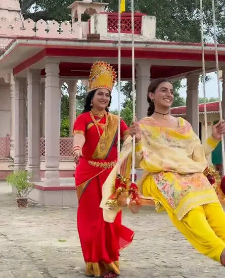 क्या है अक्षरा सिंह की नई फिल्म 'अम्बे है मेरी मां' में खास? जानें नवरात्रि पर उनका संदेश!