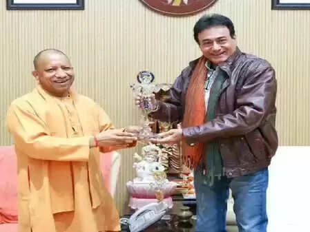 भगवान कृष्ण के रूप में नीतीश भारद्वाज की नई पहचान: योगी आदित्यनाथ से खास मुलाकात!