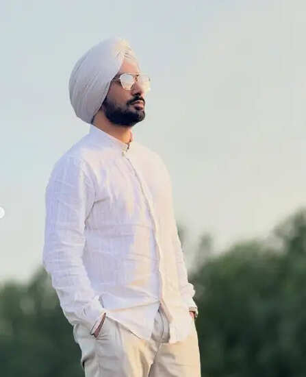 क्या है सतिंदर सरताज के गाने 'जाइए सजना' की सफलता का राज? जानें इस दिल छू लेने वाली कहानी को!