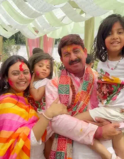 मनोज तिवारी ने होली पर परिवार संग साझा की खूबसूरत यादें, फैंस का मिला प्यार