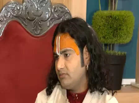 क्या बॉलीवुड के सितारे खुद को भगवान समझते हैं? अनिरुद्धाचार्य महाराज का तीखा बयान