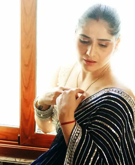 आरती सिंह का परिवारिक रीयूनियन: भावनाओं में डूबीं, कहा- 'गलतफहमियों ने हमें दूर कर दिया था'