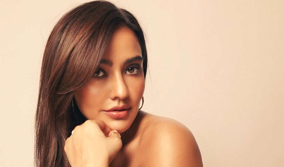 नेहा शर्मा की मुश्किलें बढ़ीं, धन शोधन मामले में पूछताछ