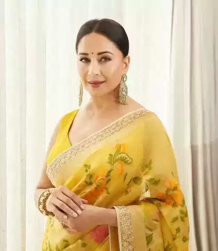 माधुरी दीक्षित ने साझा की अपने शुरुआती दिनों की कठिनाइयाँ, जब सेट पर नहीं थे आरामदायक इंतजाम