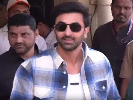 क्या आप जानते हैं मुंबई के चुनाव में कौन-कौन से सितारे वोट डालने पहुंचे?