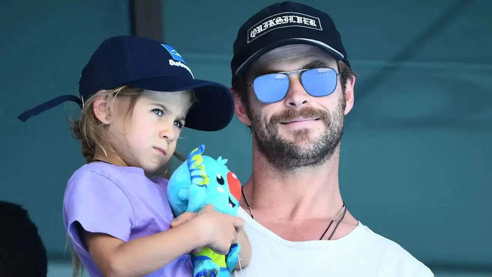 Chris Hemsworth की मजेदार गलती: एयरपोर्ट पर पासपोर्ट का मिक्स-अप!