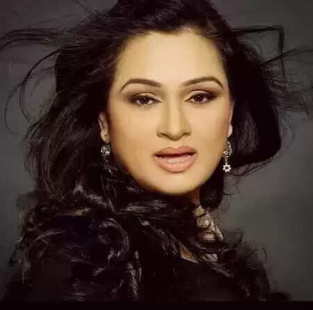 पद्मिनी कोल्हापुरे: बॉलीवुड की चमकती सितारा, जिसने 80 के दशक में सबको किया मंत्रमुग्ध