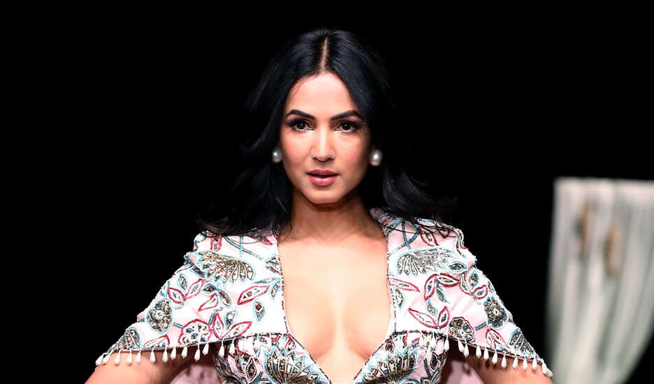 ईरान के हमलों के बाद दुबई में फंसीं सोनल चौहान, सुरक्षा की मांग