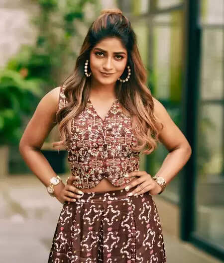 क्या है 'भारत महासयुलाकु विग्न्याप्ति' की कहानी? जानें रवि तेजा और डिंपल हयाती का नया अंदाज!