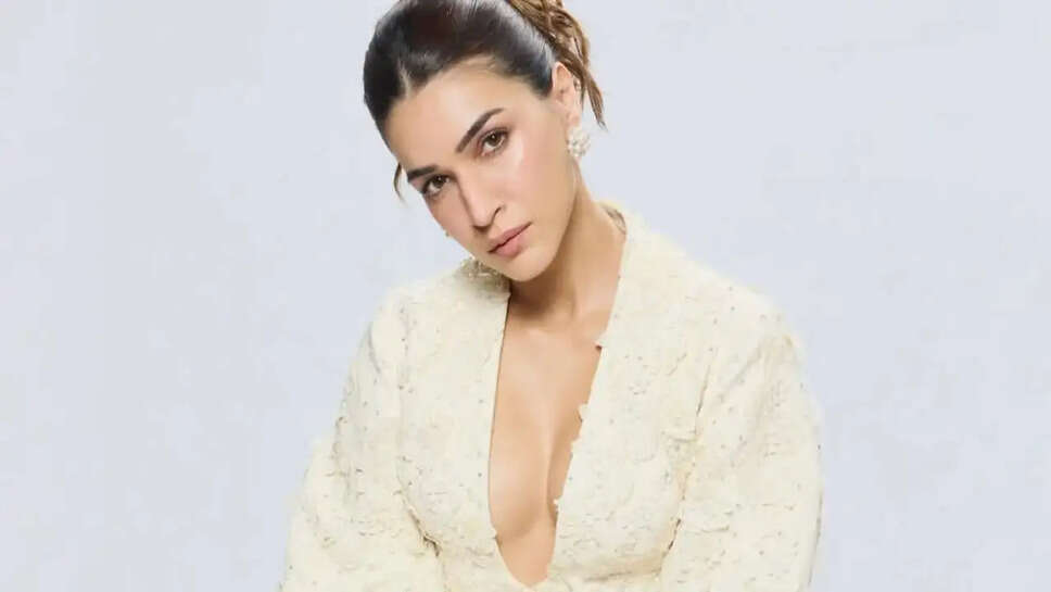 क्या बॉलीवुड में महिलाओं को मिल रहा है समान वेतन? Kriti Sanon ने उठाया बड़ा मुद्दा!