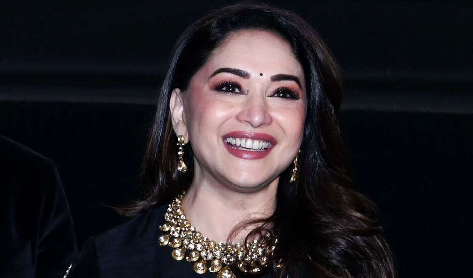 माधुरी दीक्षित के टोरंटो शो में देरी पर फैंस का गुस्सा