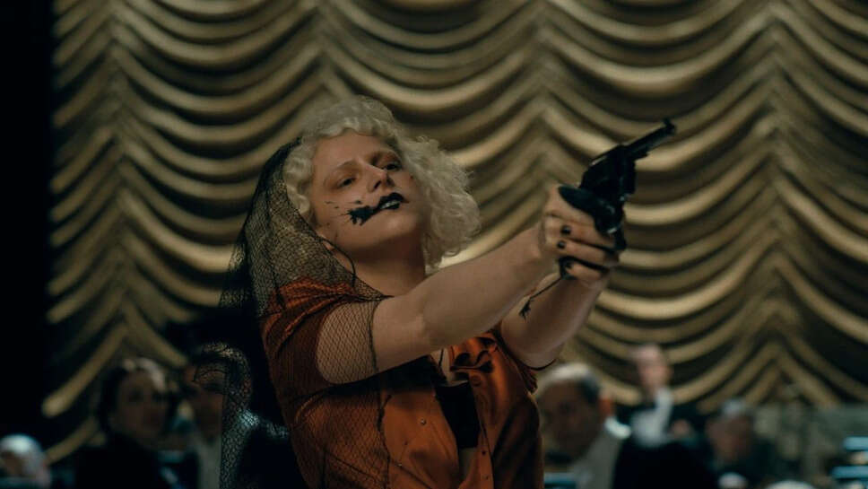 गॉथिक रोमांस फिल्म 'द ब्राइड' में जेस्सी बक्ले और क्रिश्चियन बेल का जादू