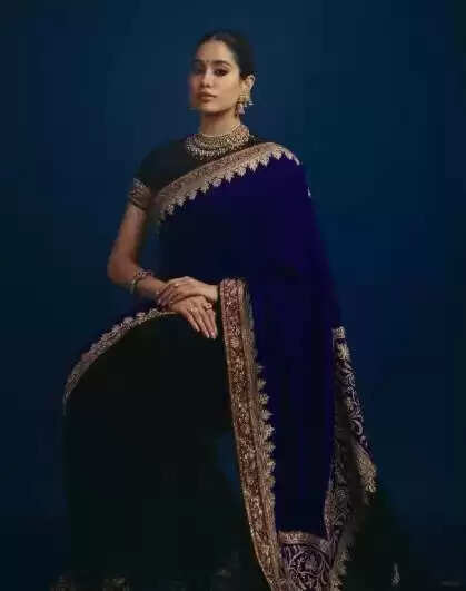 क्या जाह्नवी कपूर ने मां श्रीदेवी की साड़ी में बिखेरा जादू? जानें उनके नए लुक के बारे में!