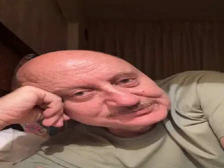 अनुपम खेर का 499वां शो: सूजे पैर के बावजूद 'शो मस्ट गो ऑन' का असली मतलब समझा!