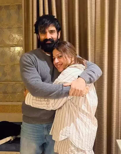 अदिति मलिक ने पति के साथ शादी की सालगिरह मनाई, जैसलमेर में किया सरप्राइज!