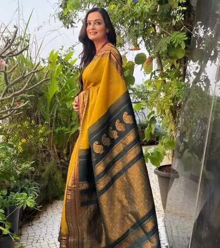 दीया मिर्जा ने शबाना आजमी से मिली खास साड़ी के साथ साझा की भावनाएं