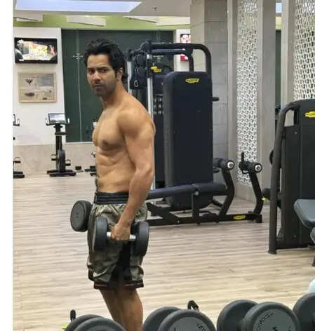 क्या है वरुण धवन की नई फिल्म 'है जवानी तो इश्क होना है' का राज? जानें फिटनेस पोस्ट के पीछे की कहानी!