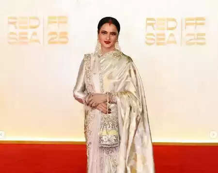 रेखा का फैशन: क्यों मनीष मल्होत्रा ने किया उनकी स्टाइल का जिक्र?