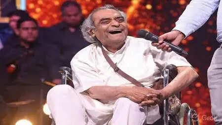 संतोष आनंद: कैसे एक लाइब्रेरियन ने हिंदी सिनेमा में बनाई अपनी पहचान?