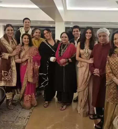 शबाना आजमी की गर्ल गैंग: जब दोस्ती बनाती है हर पल खास!