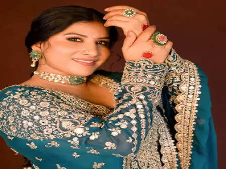 क्या है संजय दत्त और नोरा फतेही के विवादित गाने 'सरके चुनर' की कहानी?