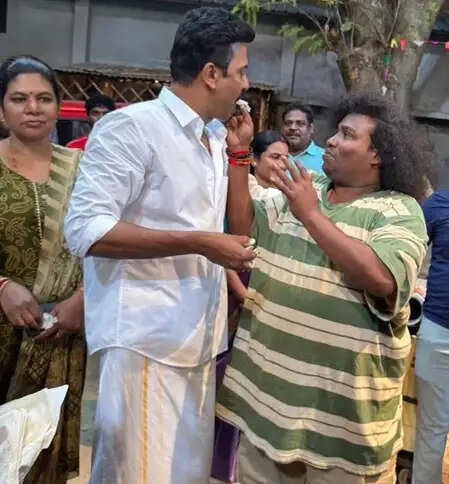 क्या है 'अरासन' के सेट पर समुथिरकानी का जन्मदिन मनाने का खास मौका?