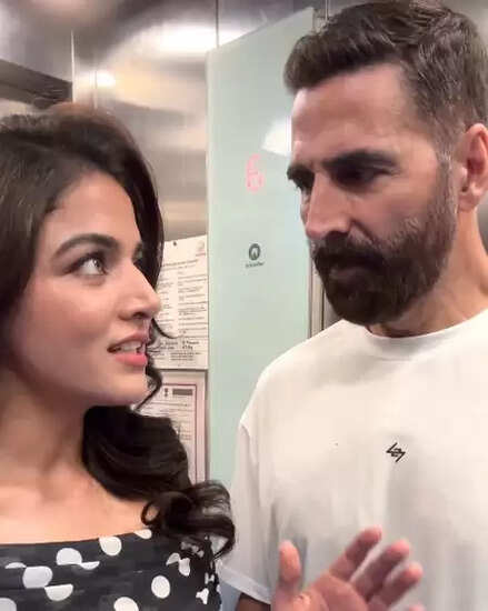 अक्षय कुमार के चेहरे पर हंसी लाने वाली वामिका गब्बी के मजेदार जोक्स!