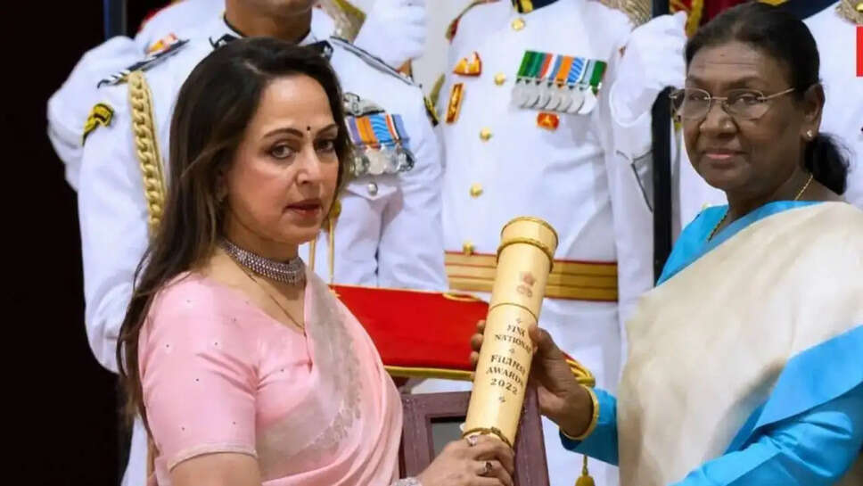धर्मेंद्र को मिला पद्म विभूषण: हेमा मालिनी ने साझा की भावनाएं