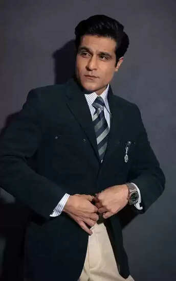 धर्मेंद्र के निधन पर सनी हिंदुजा का भावुक बयान: 'बॉलीवुड का आइकन थे धर्म जी'