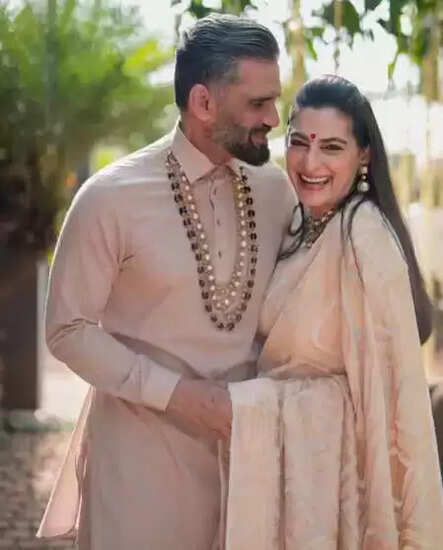 सुनील शेट्टी ने पत्नी माना के लिए लिखा दिल छू लेने वाला पोस्ट, शादी की 43वीं सालगिरह पर साझा की यादें