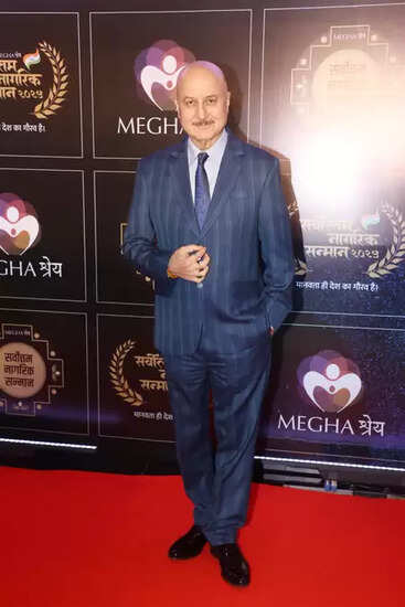 अनुपम खेर ने 550वीं फिल्म की शूटिंग शुरू की, जानें उनकी यात्रा के बारे में!