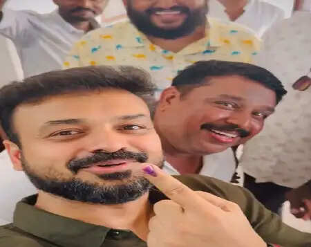 केरल विधानसभा चुनाव: सिनेमा सितारों ने किया वोटिंग का जश्न!