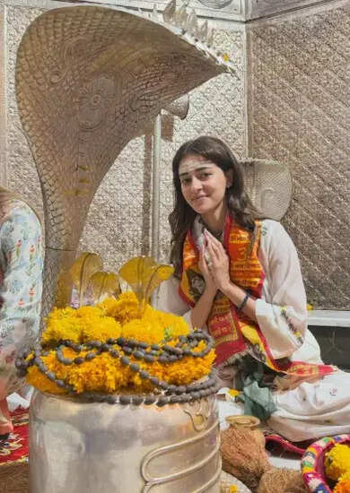 अनन्या पांडे ने नागेश्वर द्वारिकाधीश मंदिर में की महादेव की पूजा, देखिए उनकी साधारण लुक की झलक!